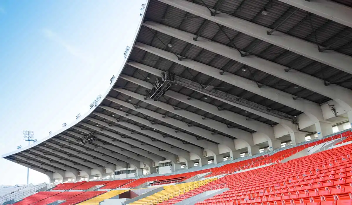 مدرجات مسقوفة وغير مسقوفة